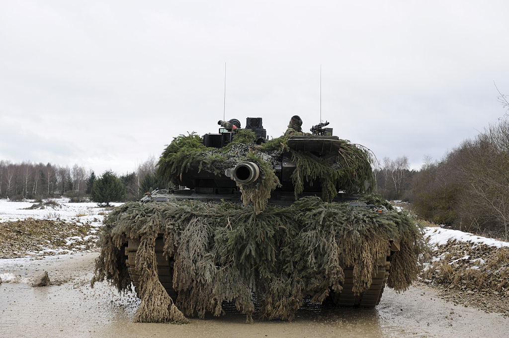 1024px German army Leopard 2  Weihnachtspanzer 